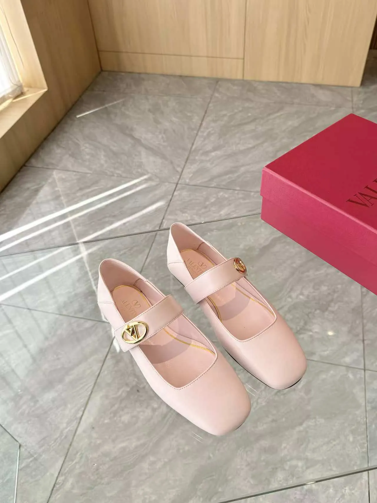 👟👟Ex-factory price 440👟👟 Genuine leather sole +40 Top version 𝑉𝐴𝐿𝐸𝑁𝑇𝐼𝑁𝑂 Valentino new autumn women's flat shoes, fashionable and versatile, definitely worth buying★Absolutely high-grade❥Original method Absolutely sensual❥Elegant style Create a different feeling, simple and elegant style!  Code number: 35-41 (34-42 customized, non-refundable) Fabric: Imported sheepskin Inner feet: Inner sheepskin Leather outsole Rubber outsole